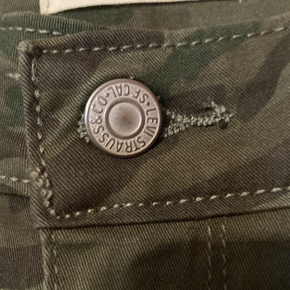 Says size 29 but fits like a 27 Women’s 721 High Rise Skinny Levi’s Camo Jeans - Picture 5 of 5